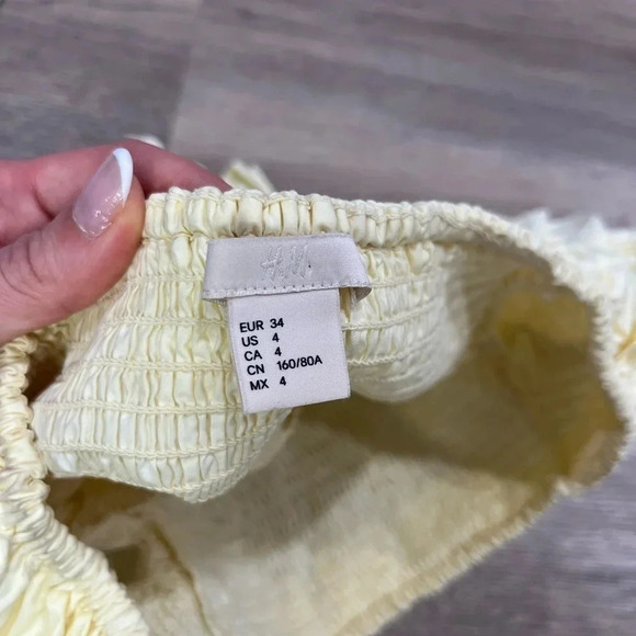 H&M pastel Yellow Off The Shoulder Frilled
Stretchy Cropped Top
Size 4 - Picture 5 of 5